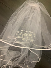 Load image into Gallery viewer, Personalised Future Mrs (Your Name) hen party veil - daisy